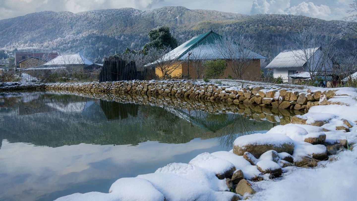 Fansipan Snow: Vietnam's Snow-Covered Mountain Paradise 11 Enchanting charm of Fansipan snow-covered vistas