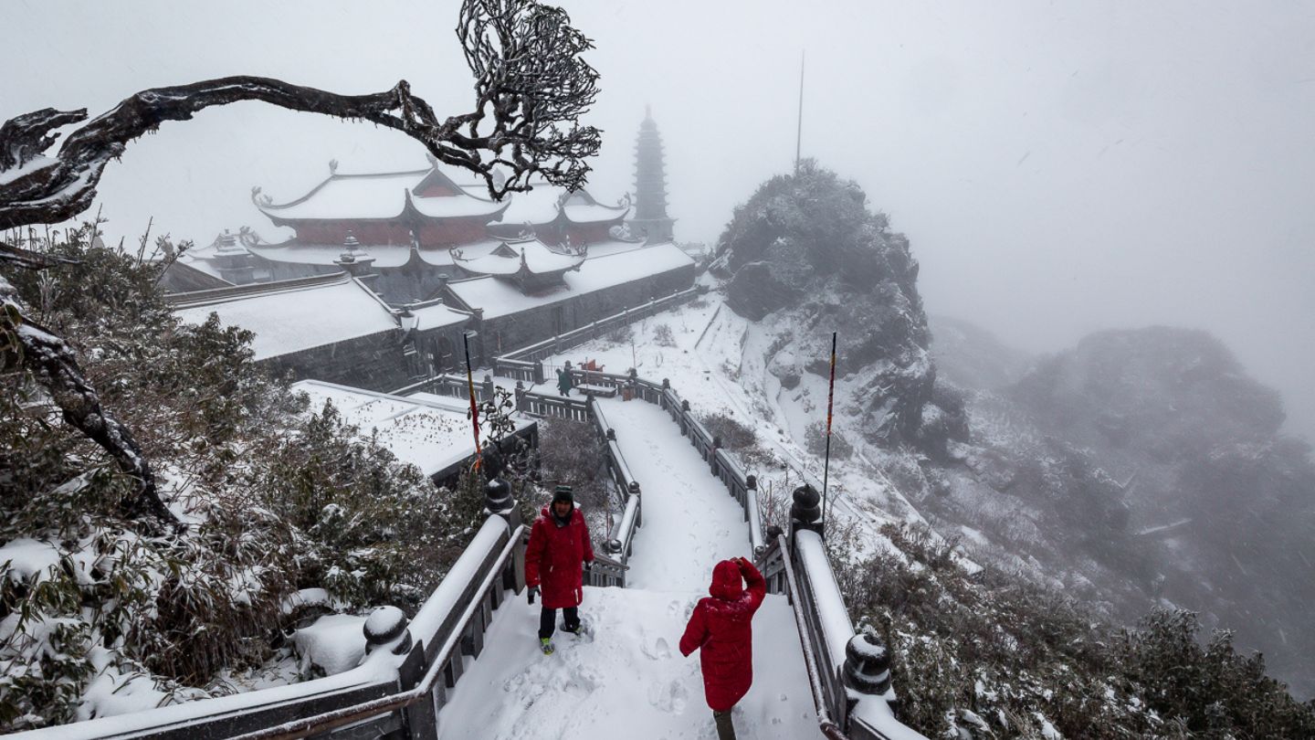 Fansipan Snow: Vietnam's Snow-Covered Mountain Paradise 8 Discover the allure of Fansipan snow