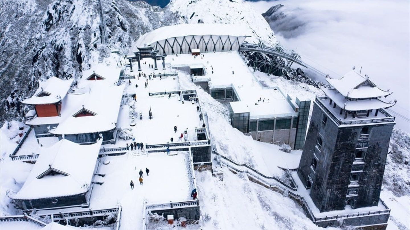 Fansipan Snow: Vietnam's Snow-Covered Mountain Paradise 14 Majestic Fansipan snow-covered peaks in Vietnam