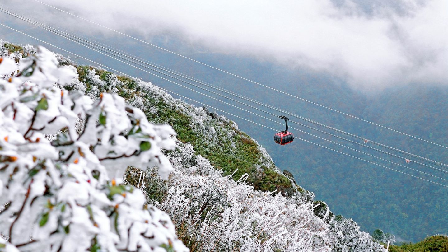 Fansipan Snow: Vietnam's Snow-Covered Mountain Paradise 12 Different options to get to Fansipan Snow