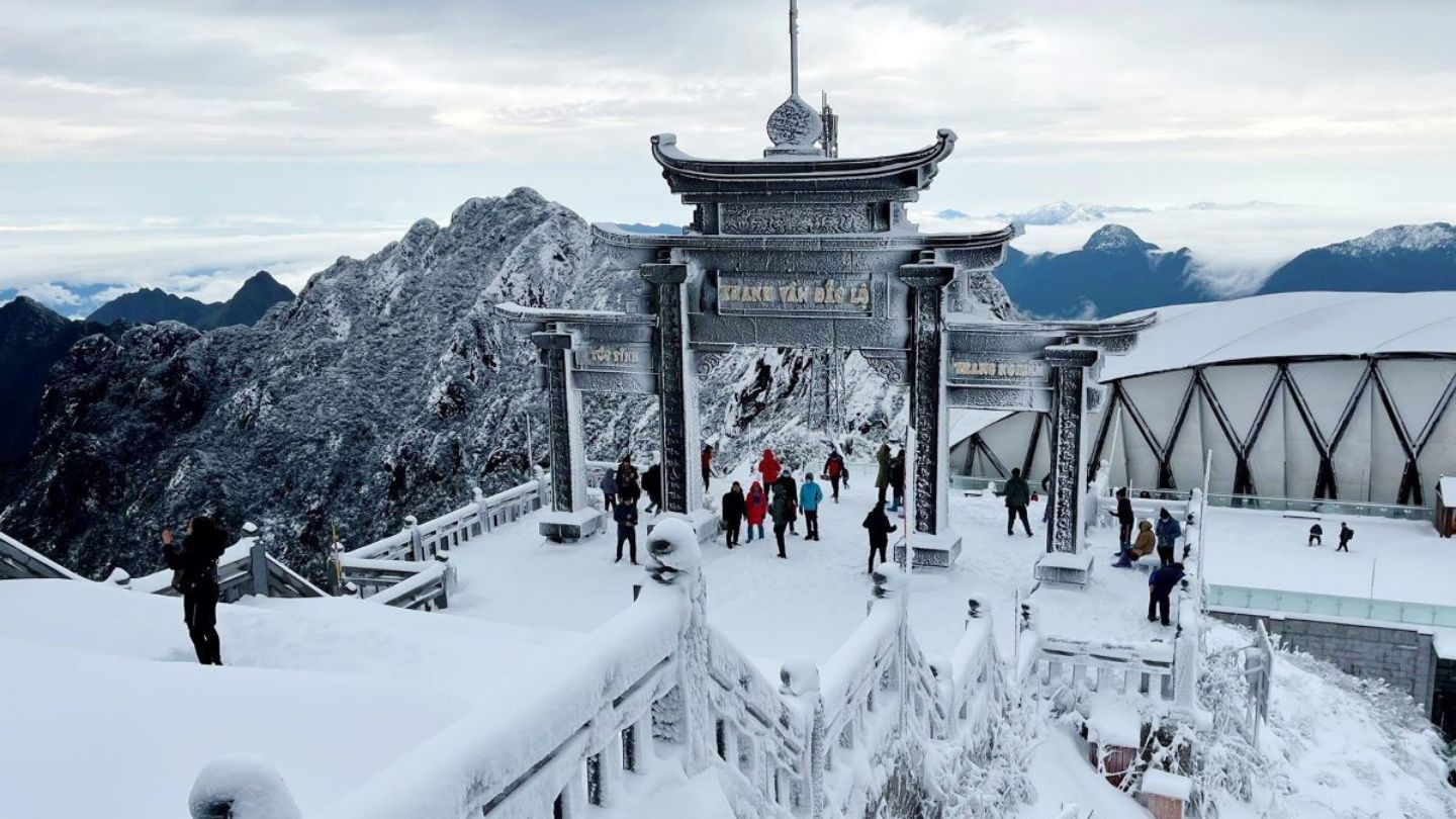 Fansipan Snow: Vietnam's Snow-Covered Mountain Paradise 9 The magic of Fansipan snow-capped wonders
